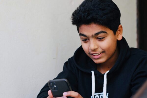 Indians spent 4.7 hours daily on mobile phones last year, report revealed…