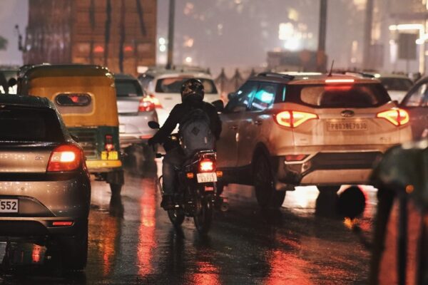 Traffic rules breaking is no more easy in Delhi govt to install AI based cameras.
