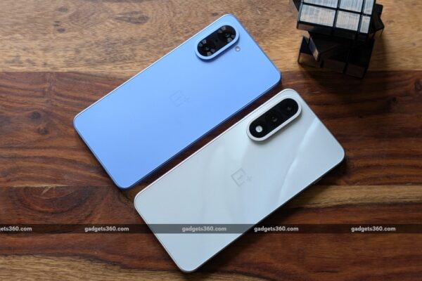 Amazon Great Freedom Festival Sale 2025 Top Smartphone Deals Under Rs 20000 OnePlus Samsung Iqoo More
